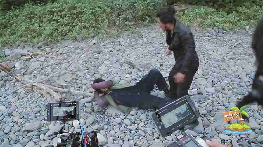 张艺兴打戏不用替身险受重伤 电影《一出好戏》真人秀热度持续